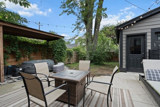 Building Photo - 718 N Alexander Ave