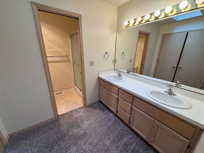 Building Photo - *Half-Off Third Months Rent* Spacious Single-level Home in Newer Milwaukie Neighborhood