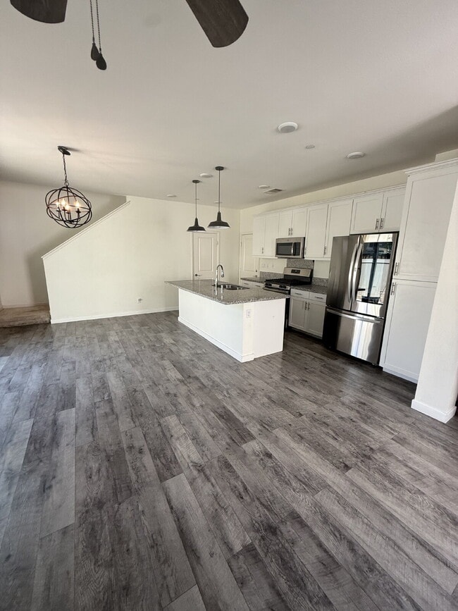 Building Photo - $500 OFF MOVE IN - Must take possession within 14 days.  Located in the desirable Vista Bella com...