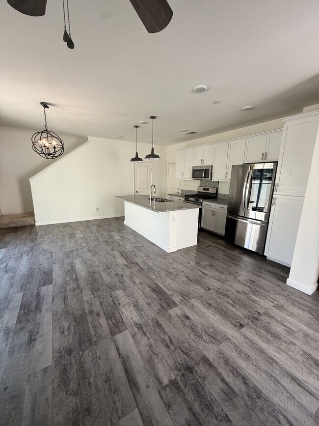 Building Photo - Located in the desirable Vista Bella community!   Don't miss the opportunity to make this your dr...