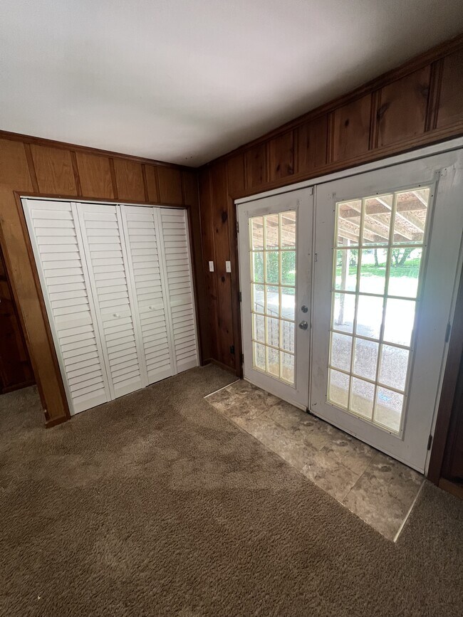 Building Photo - 206 Greenview Dr