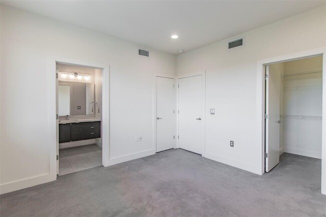 Building Photo - 604 N Bluff Dr