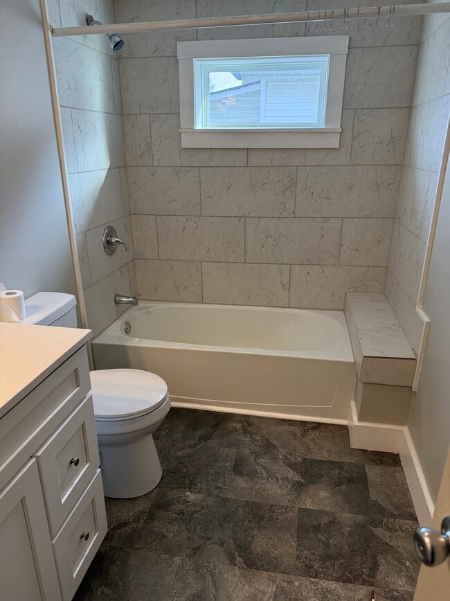 Building Photo - 406 W Pine St