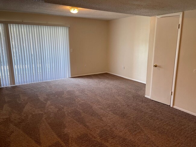 Building Photo - Large 2 Bedroom, 1 1/2 Bathroom Condo Available Immediately!