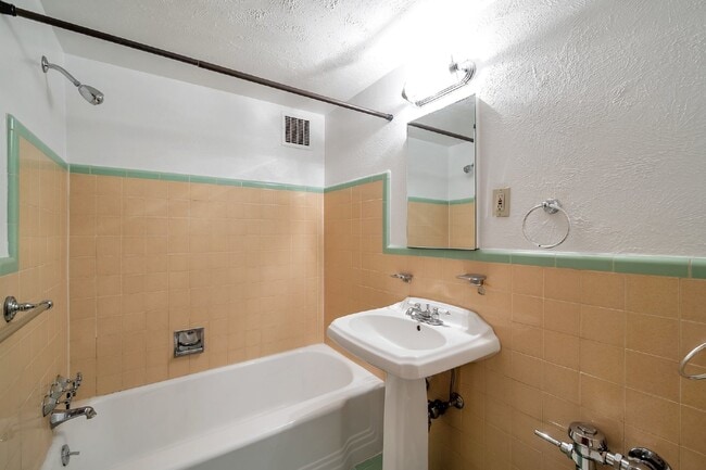 Building Photo - Large two Bed / One bath condo in great Art deco building near Washington park.