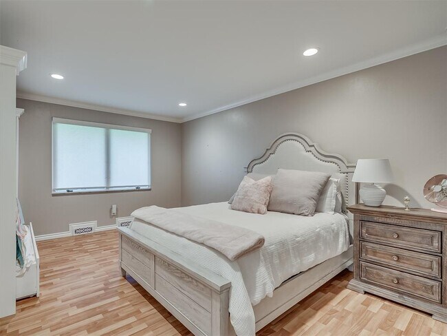 Building Photo - 1516 E Britton Rd