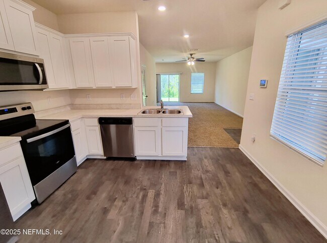 Building Photo - 201 Scotch Pebble Dr