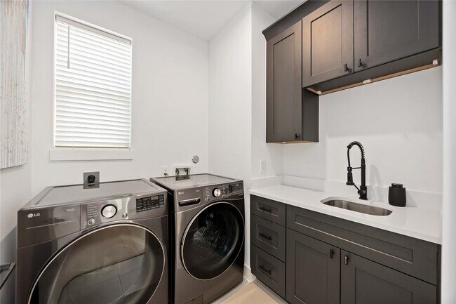 Building Photo - 3028 Lamar St