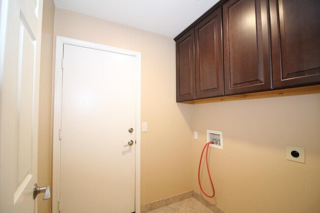 Building Photo - 5437 W Bluefield Ave