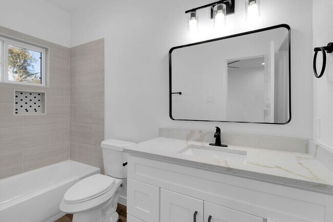 Building Photo - 104 Runnels St