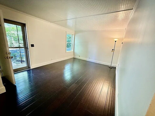 Building Photo - Beautifully Maintained Townhome in the Heart of Bellevue!