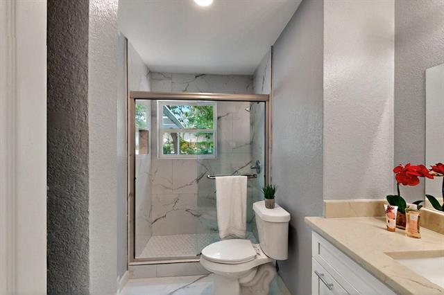 Building Photo - 1425 Oakhill Dr
