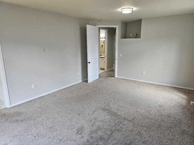 Building Photo - Spacious Tacoma Home with Gas Fireplace, 3-Car Garage & Covered Patio!