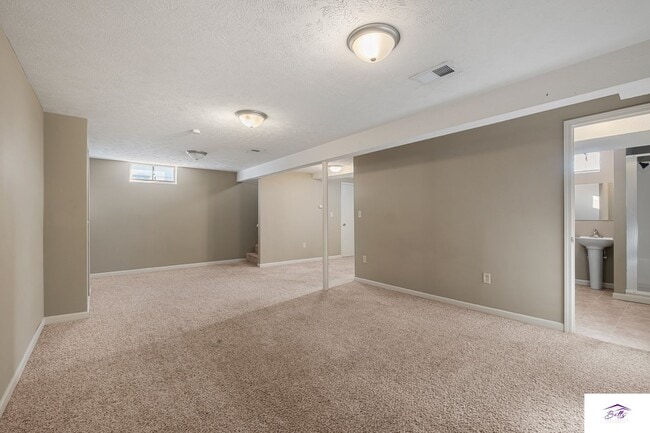 Building Photo - AVAILABLE NOW!