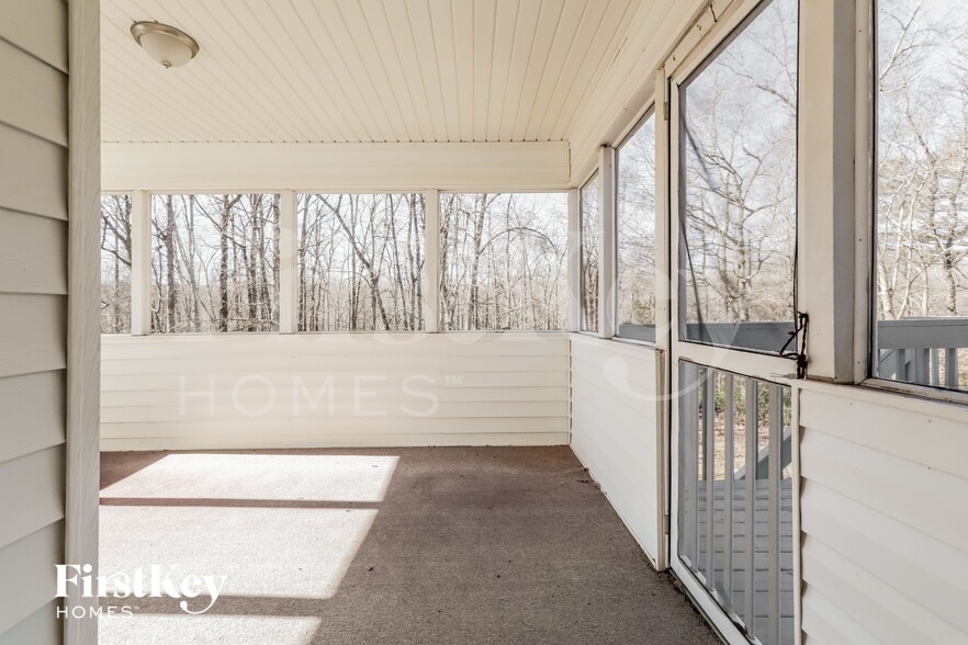 Building Photo - 715 Roland Manor Dr