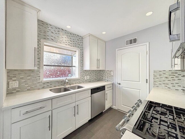 Building Photo - Gorgeous 3B/2BA House in Paradise Hills W/...