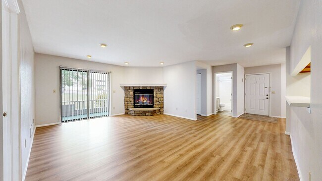 Building Photo - Adorable 2beds/2baths w/2 Parking spaced Included Available Now