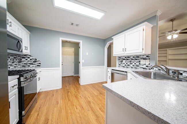 Building Photo - 3 bedroom 2 bath North Columbus