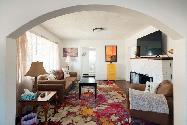 Building Photo - 145 Midway St