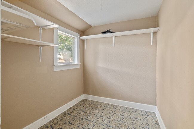 Building Photo - Inviting 3 Bed, 1 Bath Home in Roslyn, Whe...