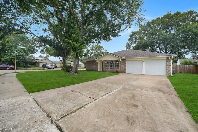 Building Photo - 13618 Piney Oaks Dr