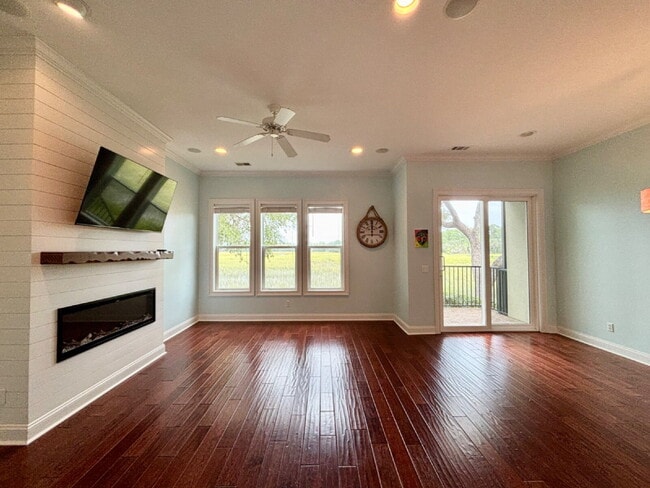 Building Photo - 3 Bedroom Townhouse W/ Sunset Water Views!