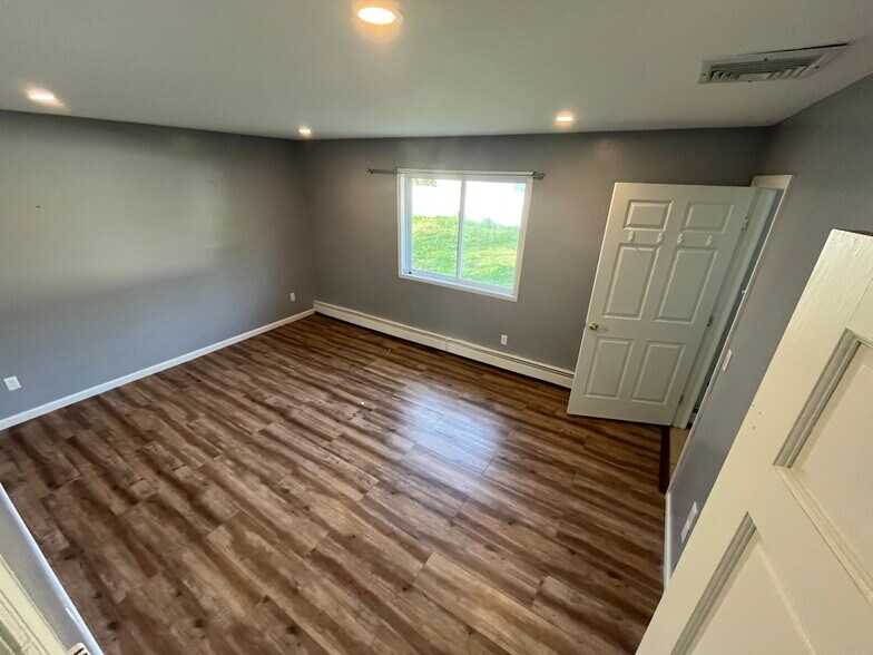 Building Photo - 33 Country Greens Dr