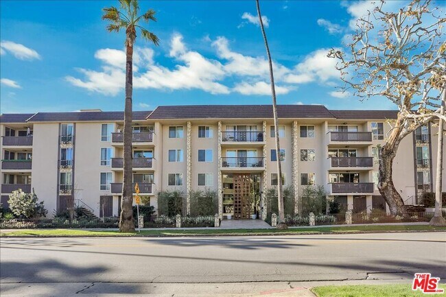 Building Photo - 809 S Bundy Dr