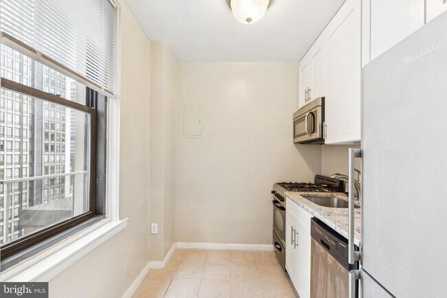 Building Photo - 135 S 19th St