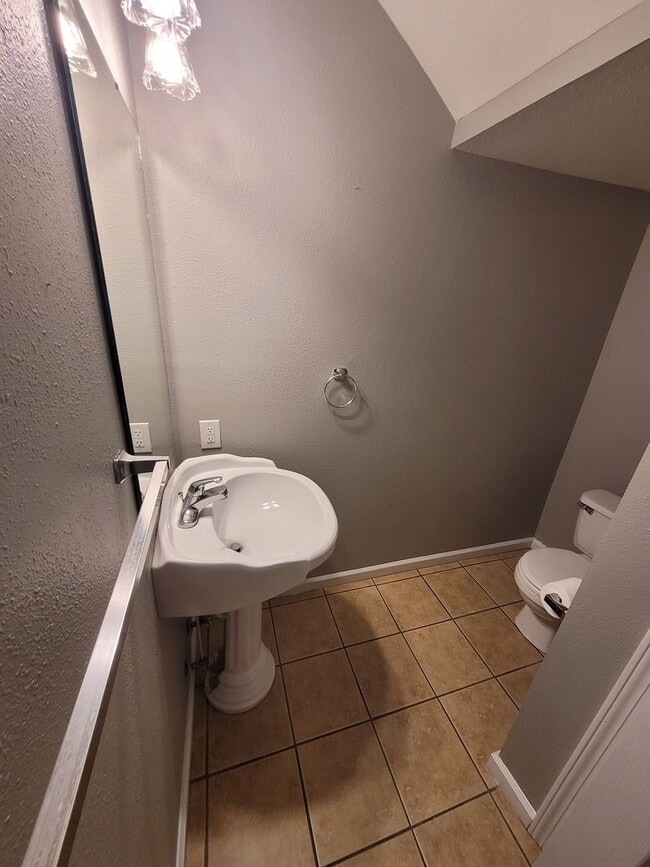 Building Photo - Great Opportunity: 2BR Townhome with Private Garage