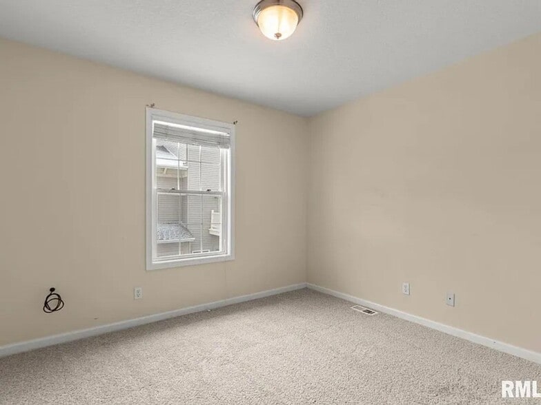 Building Photo - 11217 North Oakwood Drive