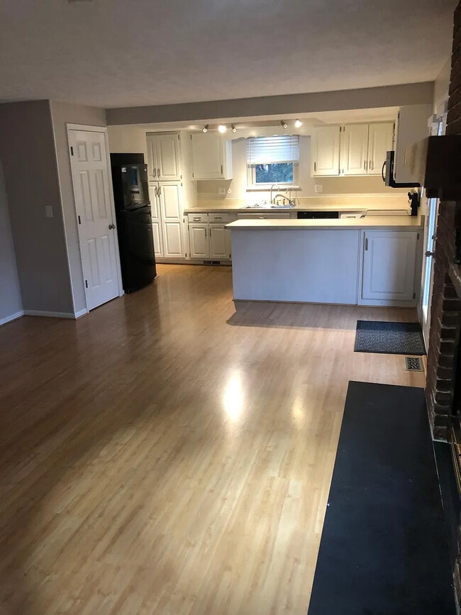 Building Photo - 2481 E Rahn Rd