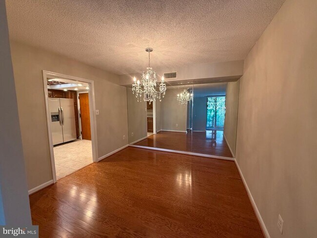 Building Photo - 1101 S Arlington Ridge Rd