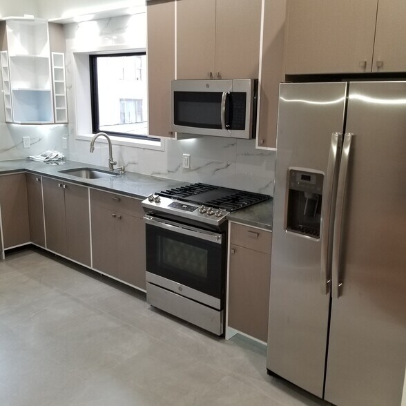 Building Photo - 21 65th St