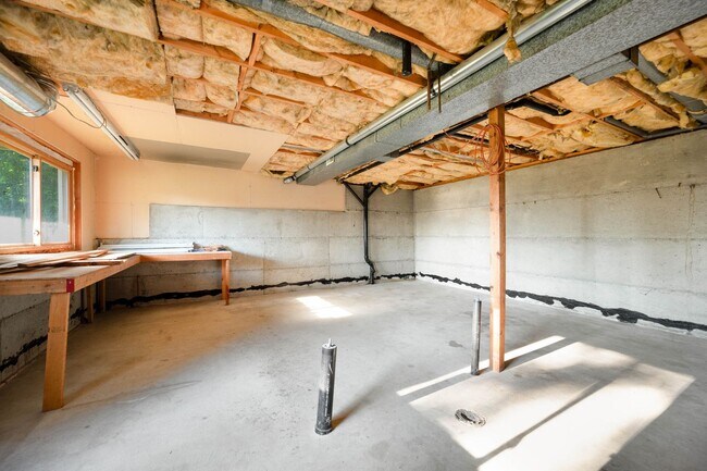 Building Photo - Beautiful home with views and in a gated c...