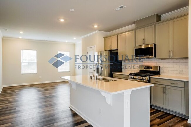 Building Photo - Townhome | 2nd Floor Back Deck | Washer/ D...