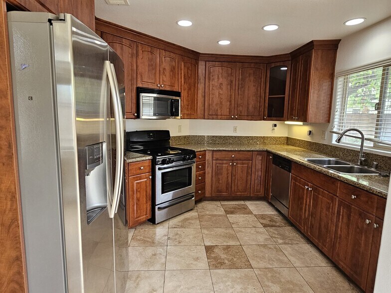 Building Photo - 774 Ada St