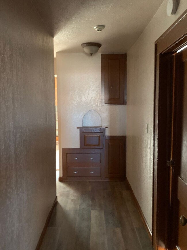 Building Photo - Two Bedroom Home Close to Medical Center