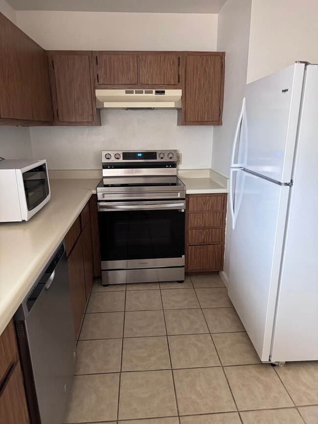 Building Photo - 2 bedroom, 1.5 baths, Boulder Hills condo