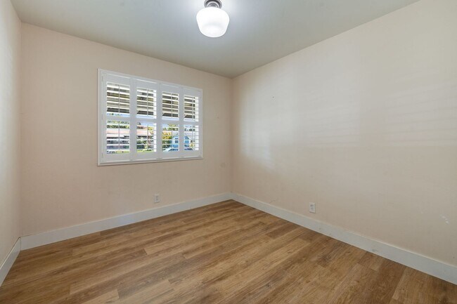 Building Photo - Updated 3-Bedroom Home! Modern Kitchen, Co...