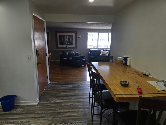 Building Photo - 205 Meadowlawn Rd
