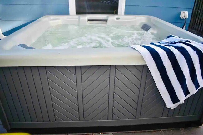 Hot tub and maintenance included - 1115 8th St N