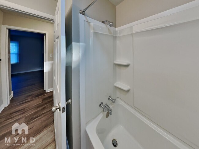 Building Photo - 3102 Elmhurst Dr