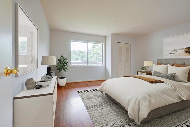 Building Photo - 7400 Lakeview Dr