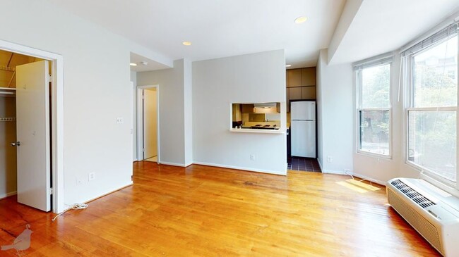 Building Photo - Stylish Studio in Adams Morgan! Amazing Lo...