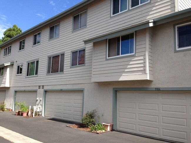 Building Photo - Bluffs of Fox Run Large Condo
