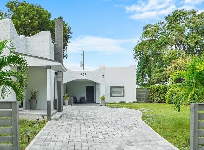 Building Photo - 727 Fernwood Dr