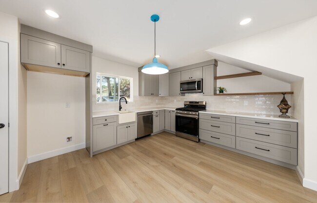 Building Photo - Beautiful 2 Bedroom Back House