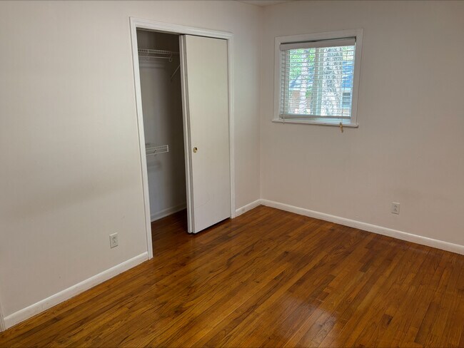 Building Photo - 520 N Hale St