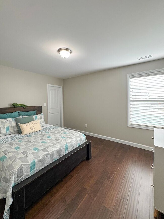 Building Photo - Gorgeous 4 Bed 2.5 Bath Home with Fenced Backyard